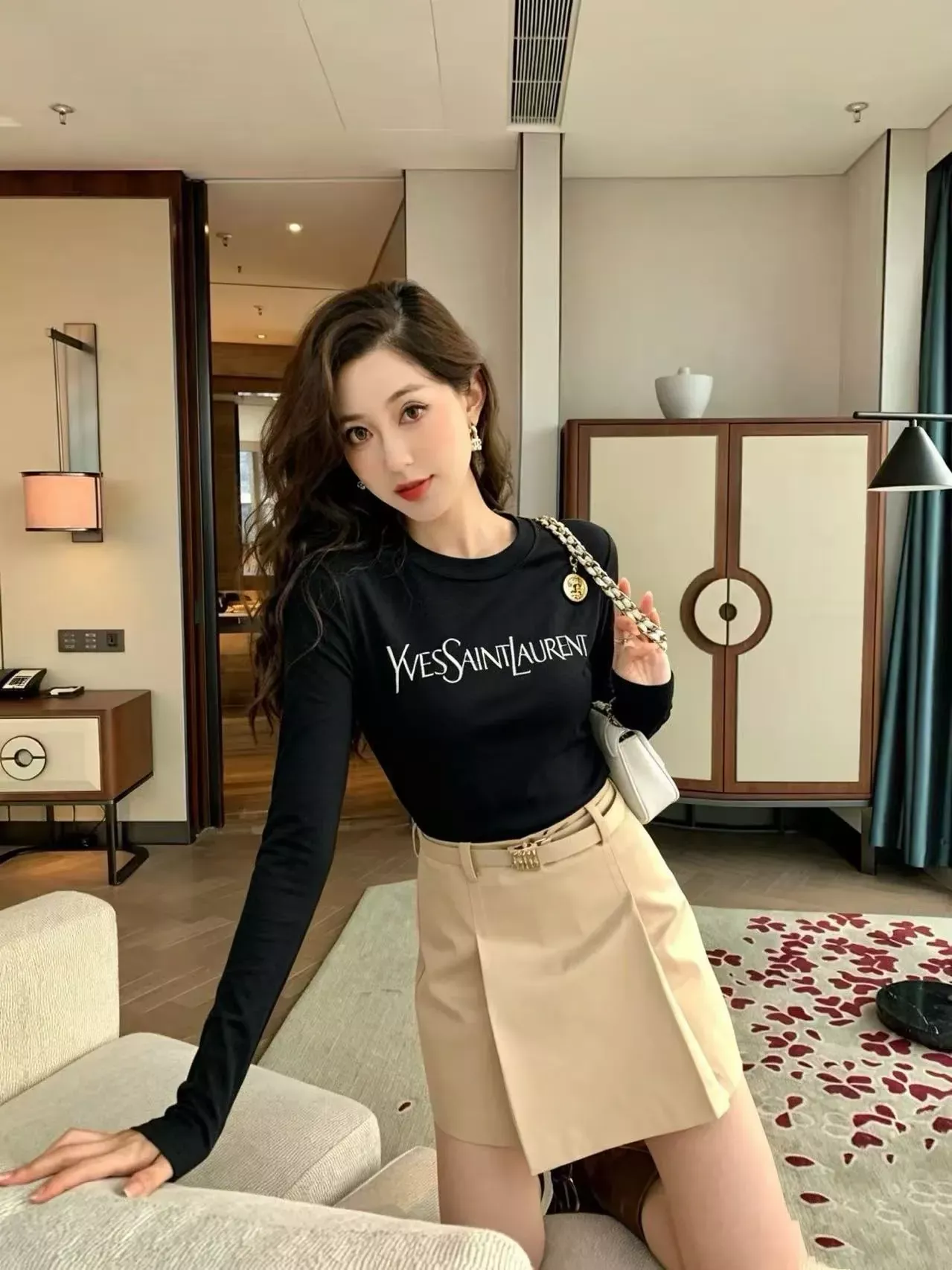 입생로랑 레터링 프린트 코튼 여성용 긴소매 티셔츠 상세 이미지 22