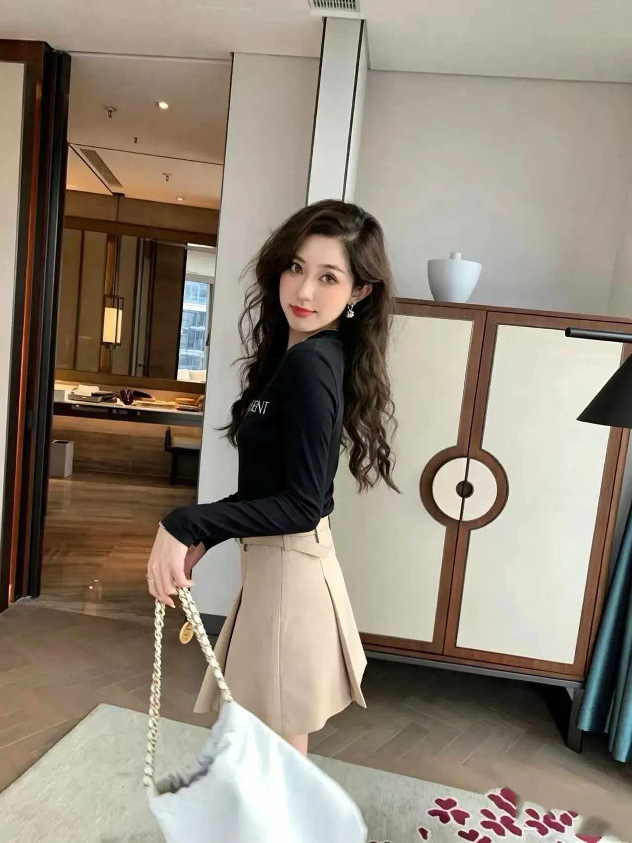 입생로랑 레터링 프린트 코튼 여성용 긴소매 티셔츠 상세 이미지 23