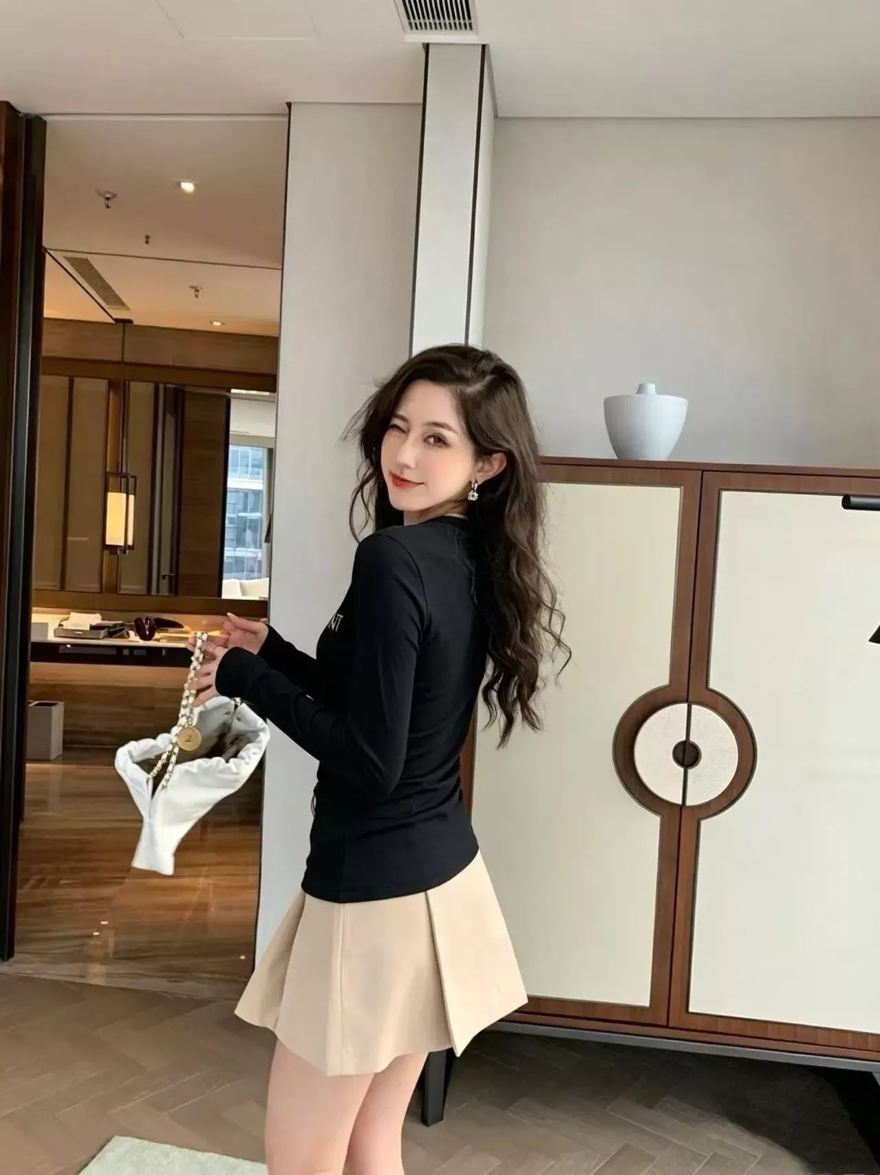 입생로랑 레터링 프린트 코튼 여성용 긴소매 티셔츠 상세 이미지 24