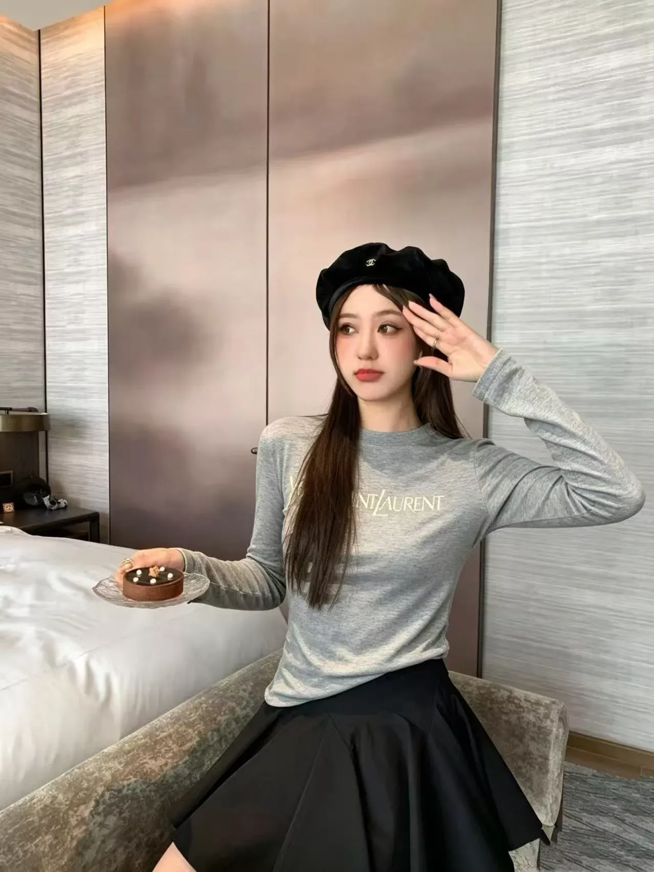 입생로랑 레터링 프린트 코튼 여성용 긴소매 티셔츠 상세 이미지 34