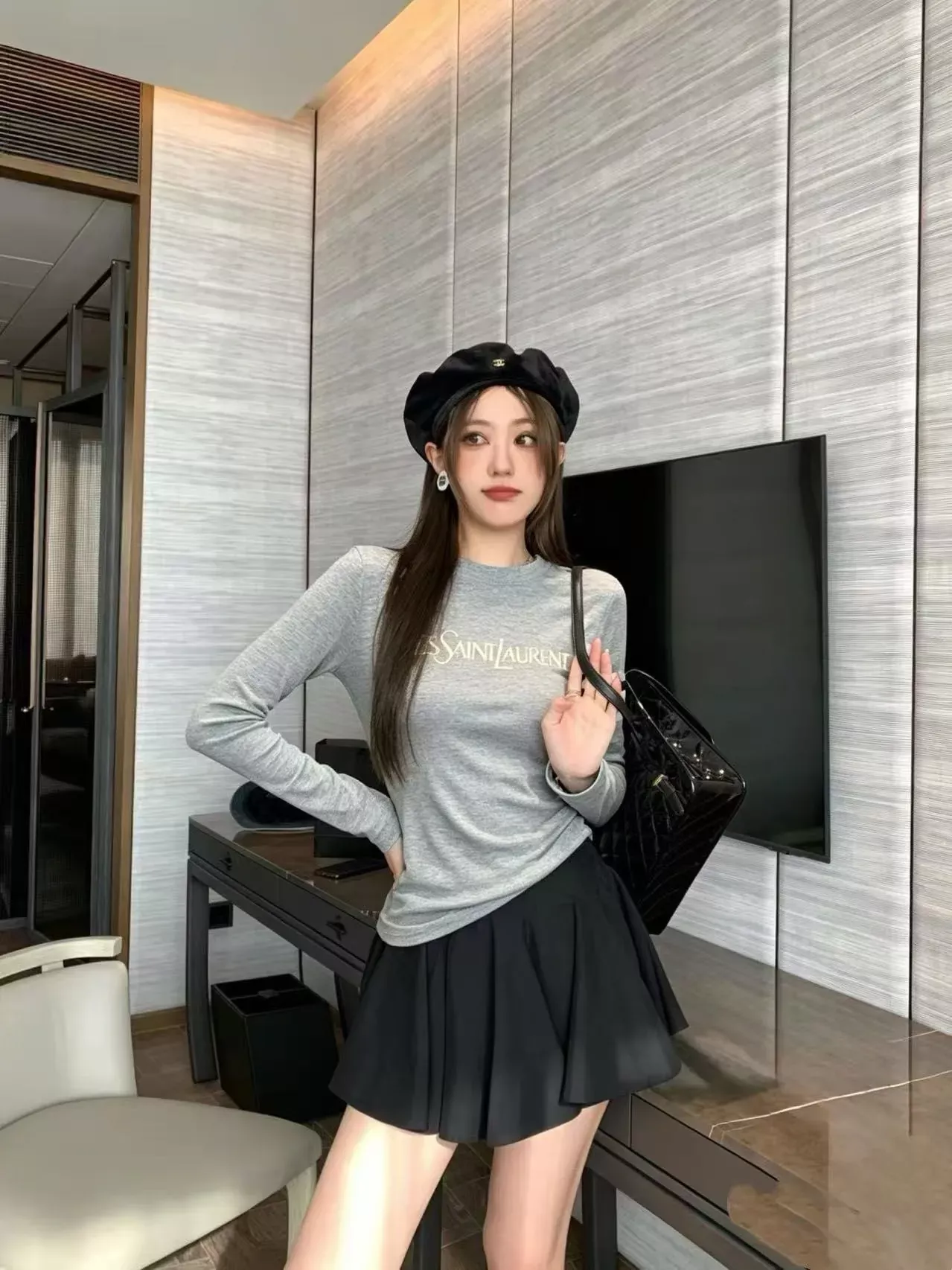 입생로랑 레터링 프린트 코튼 여성용 긴소매 티셔츠 상세 이미지 40