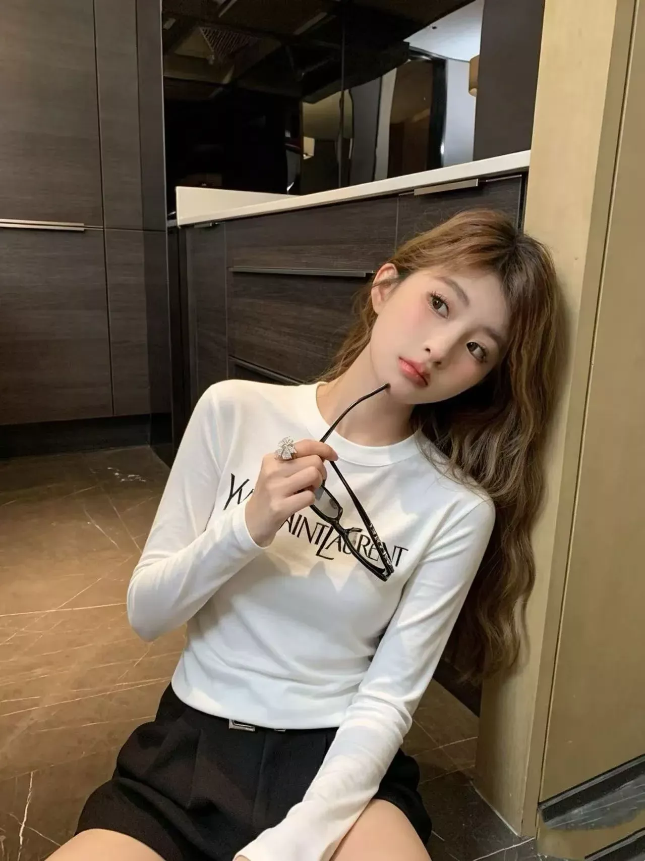 입생로랑 레터링 프린트 코튼 여성용 긴소매 티셔츠 상세 이미지 44
