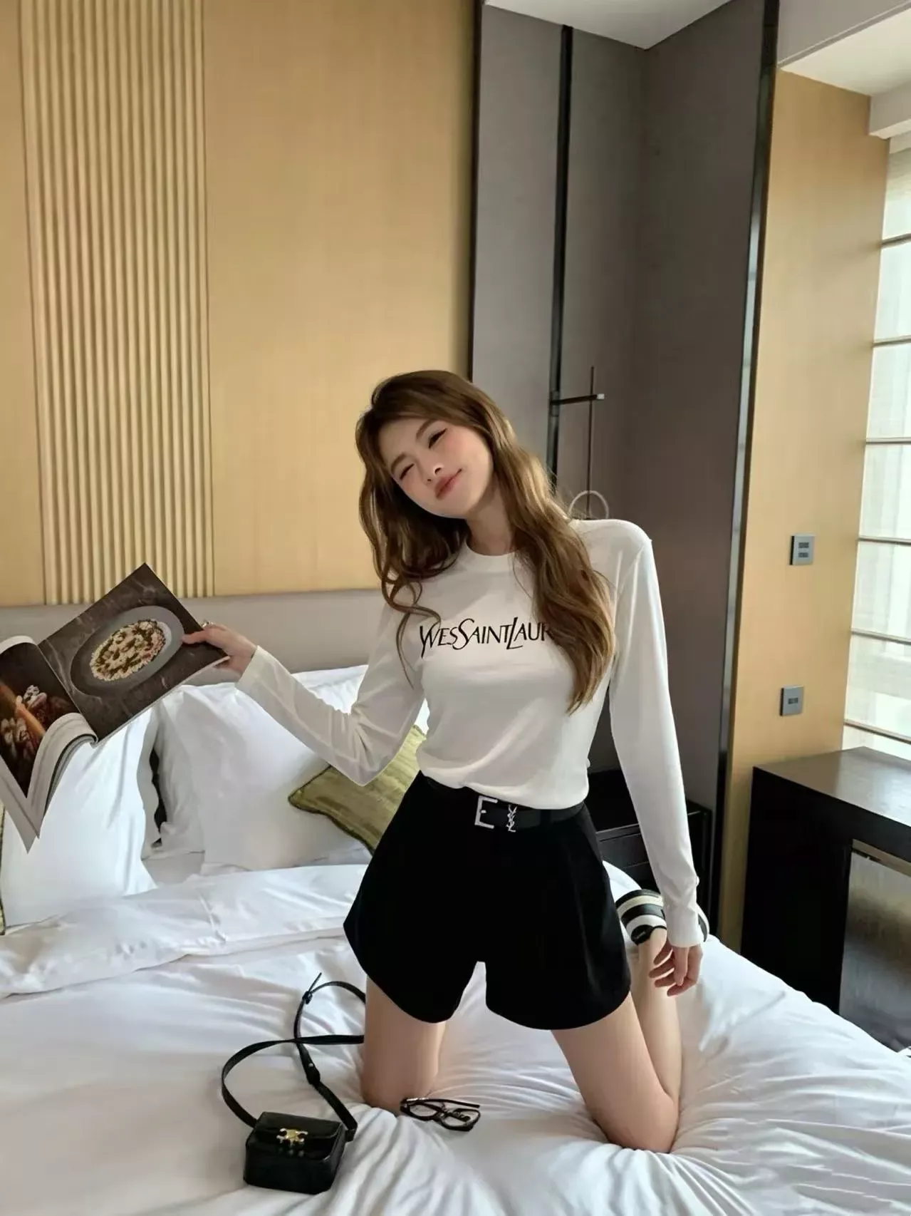 입생로랑 레터링 프린트 코튼 여성용 긴소매 티셔츠 상세 이미지 50