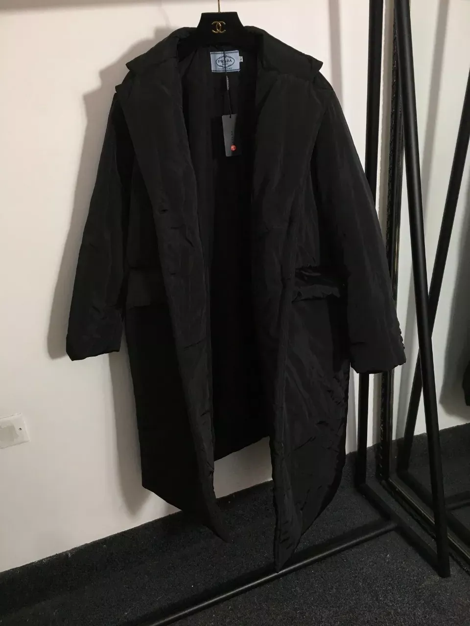 프라다 삼각 로고 벨티드 롱 여성용 롱 패딩 상세 이미지 2