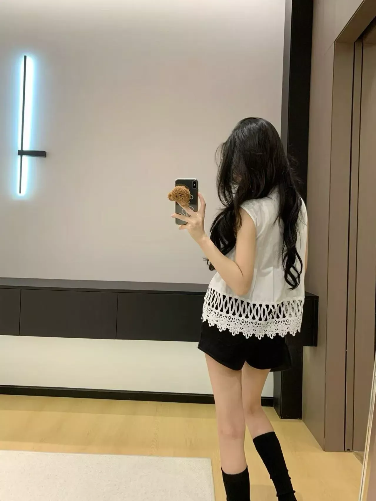 디올 벌 자수 레이스 밑단 여성용 민소매 셔츠 상세 이미지 15