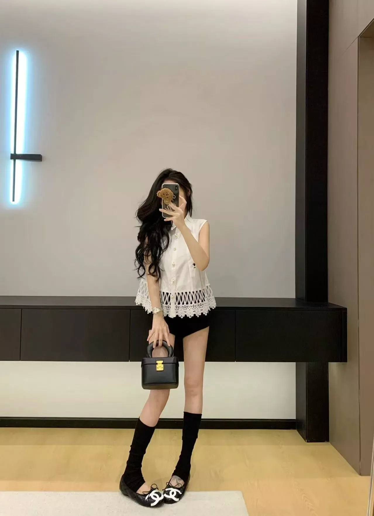 디올 벌 자수 레이스 밑단 여성용 민소매 셔츠 상세 이미지 16