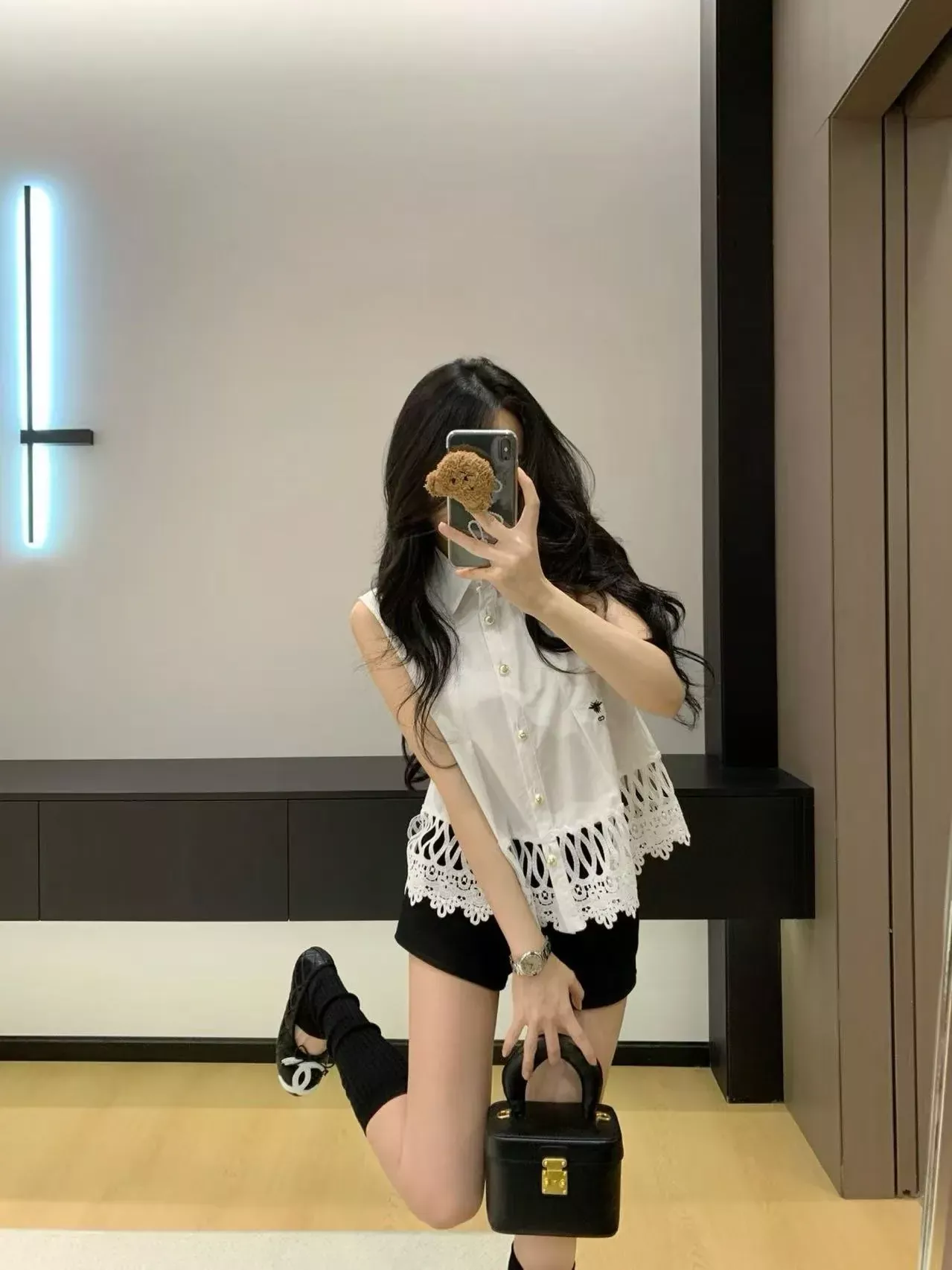 디올 벌 자수 레이스 밑단 여성용 민소매 셔츠 상세 이미지 17