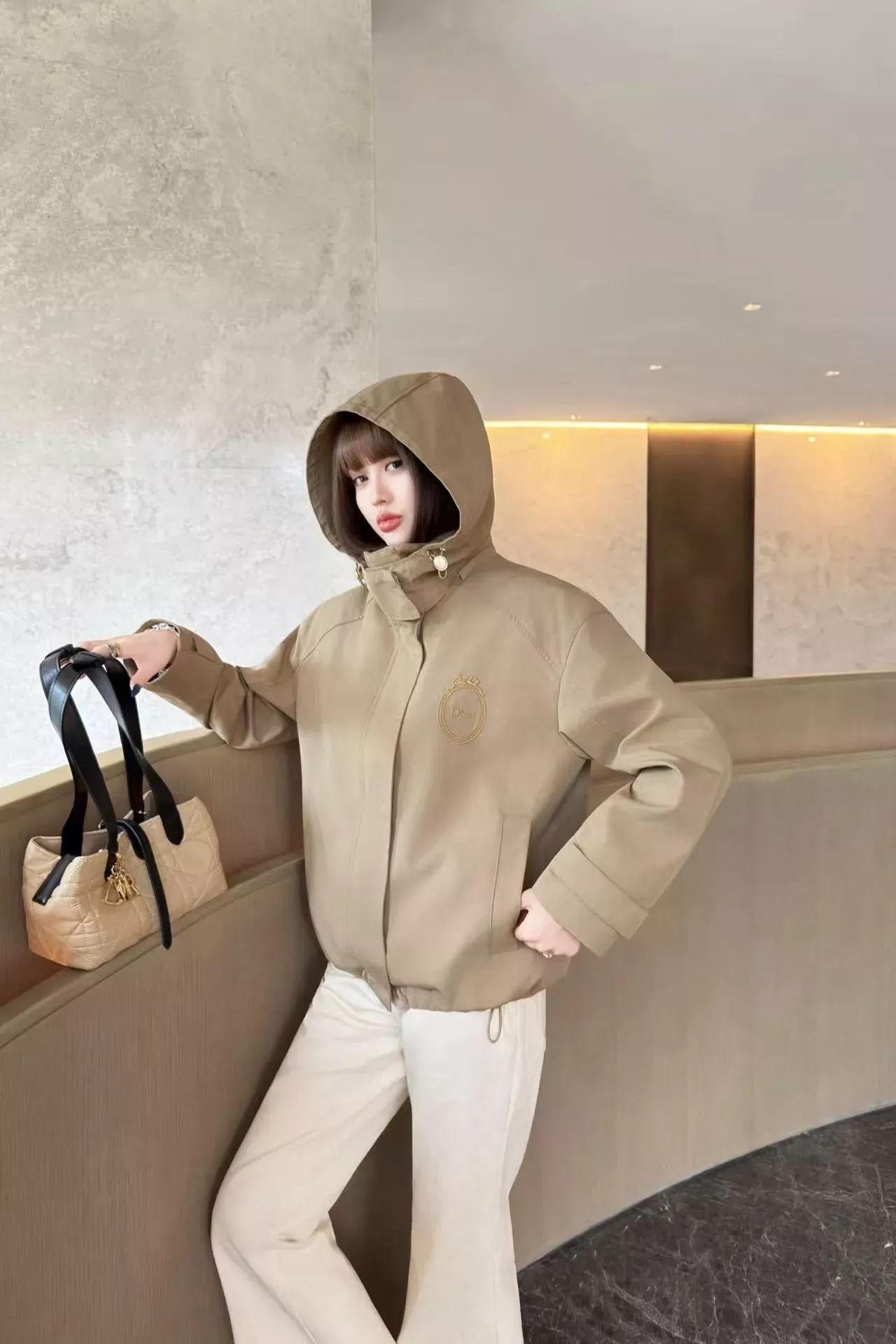 디올 자수 와펜 탈부착 후드 여성용 후드 재킷 상세 이미지 11