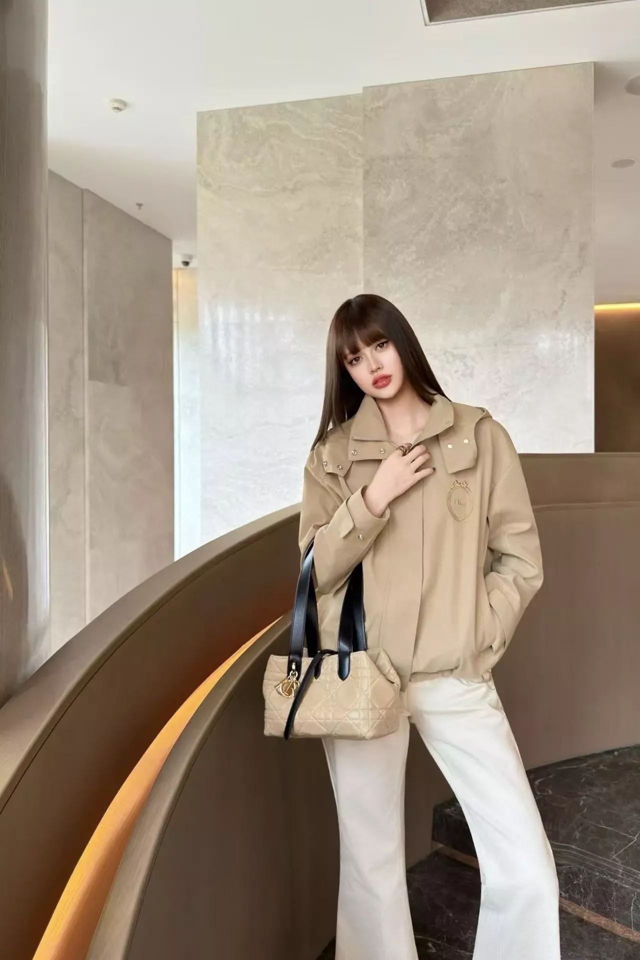 디올 자수 와펜 탈부착 후드 여성용 후드 재킷 상세 이미지 12