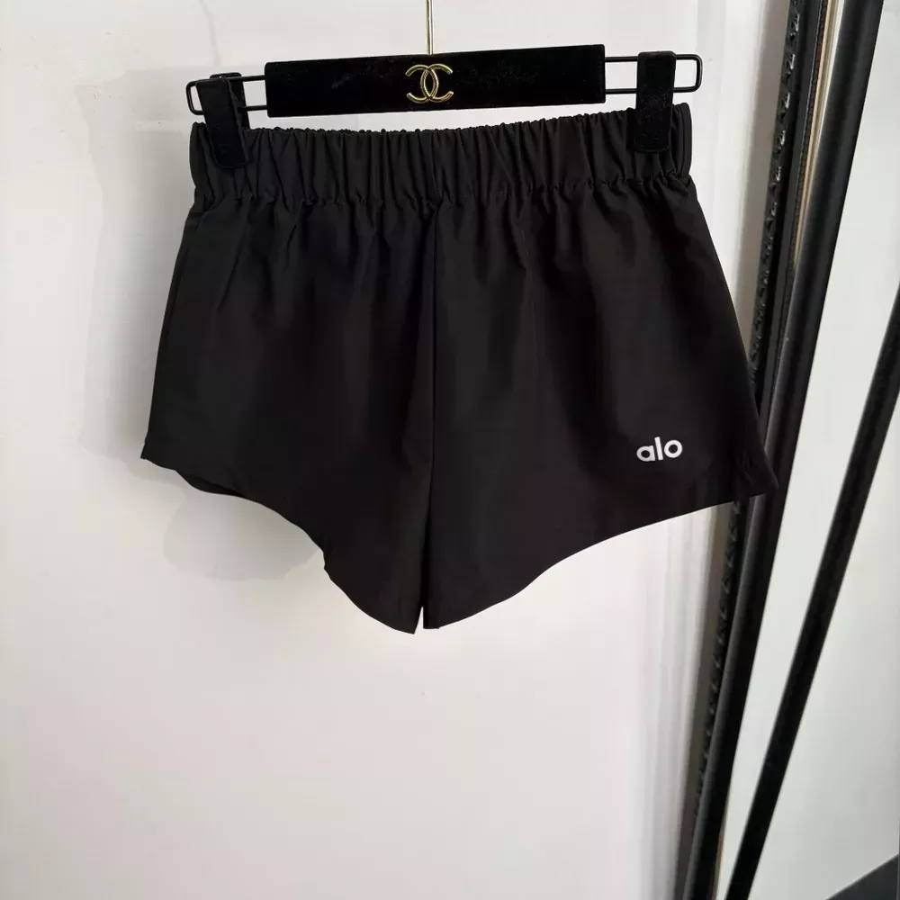 알로요가 반사 로고 프린트 운동 여성용 하프 팬츠