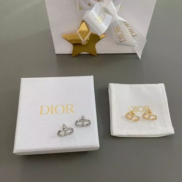 디올 큐빅 CD 로고 스터드 귀걸이