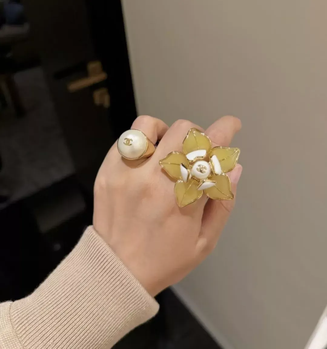 샤넬 입체 플라워 에나멜 반지 상세 이미지 19