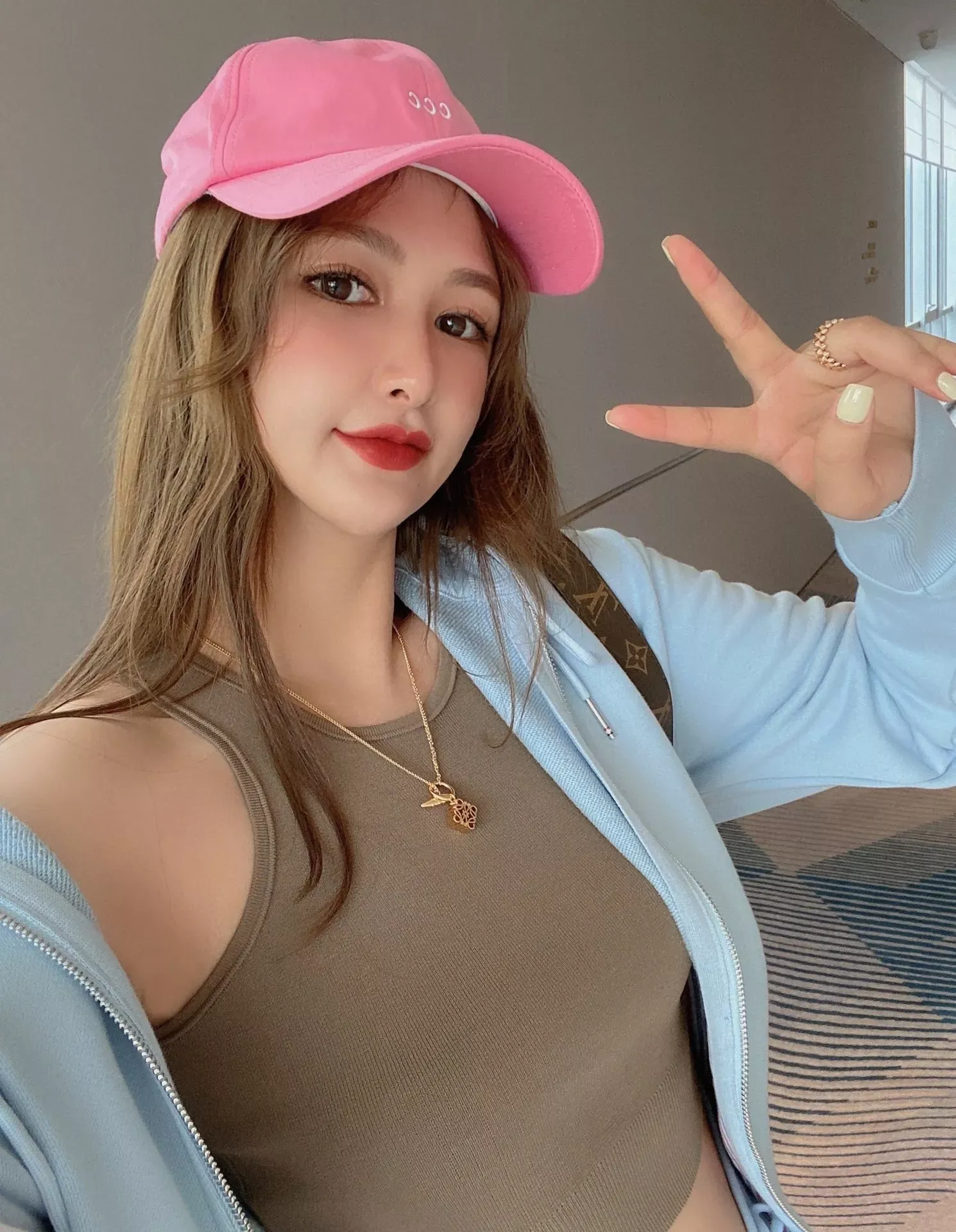 로에베 로고 펜던트 황동 목걸이 상세 이미지 19