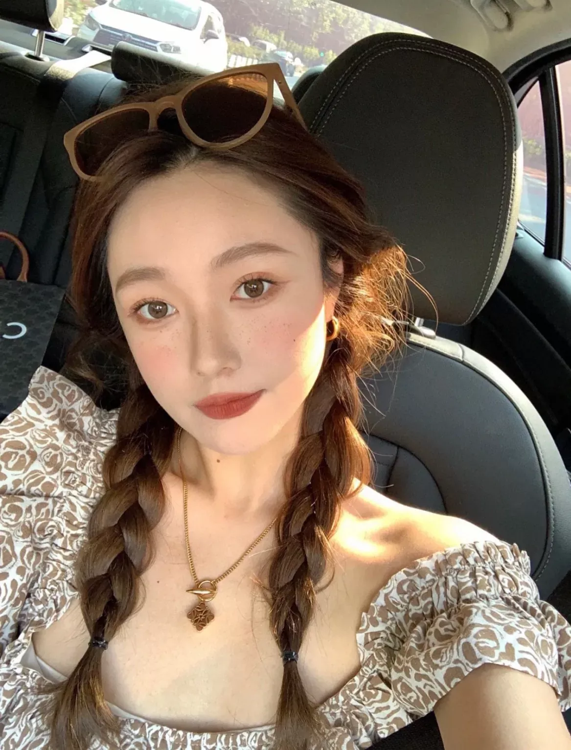로에베 로고 펜던트 황동 목걸이 상세 이미지 21