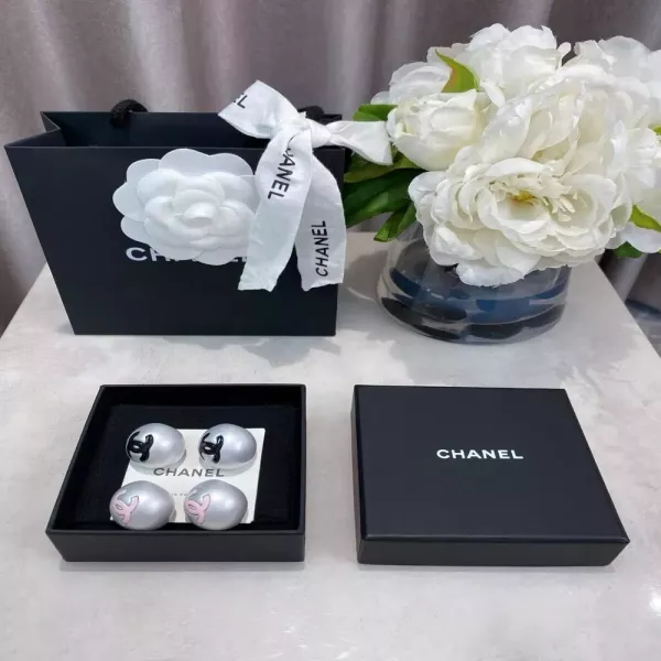 샤넬 진주 반달 디자인 귀걸이
