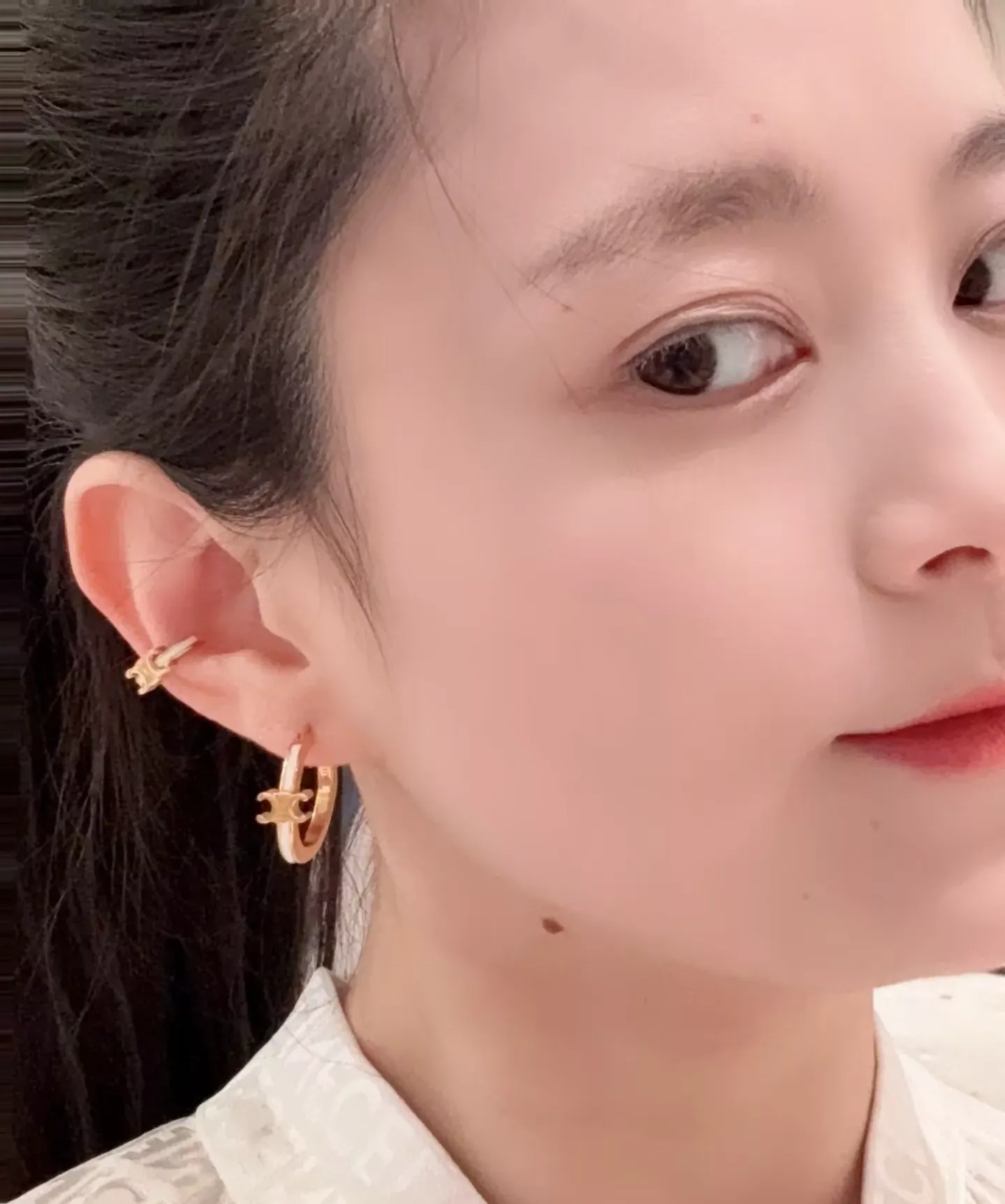 셀린느 트리옹프 에나멜 로고 귀걸이 상세 이미지 13