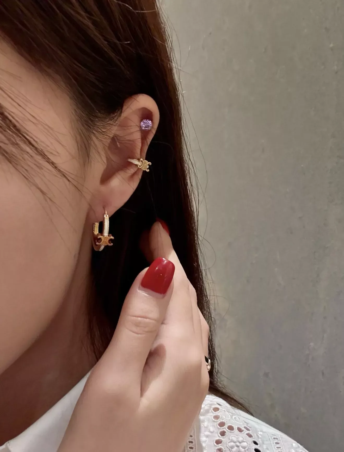 셀린느 트리옹프 에나멜 로고 귀걸이 상세 이미지 16