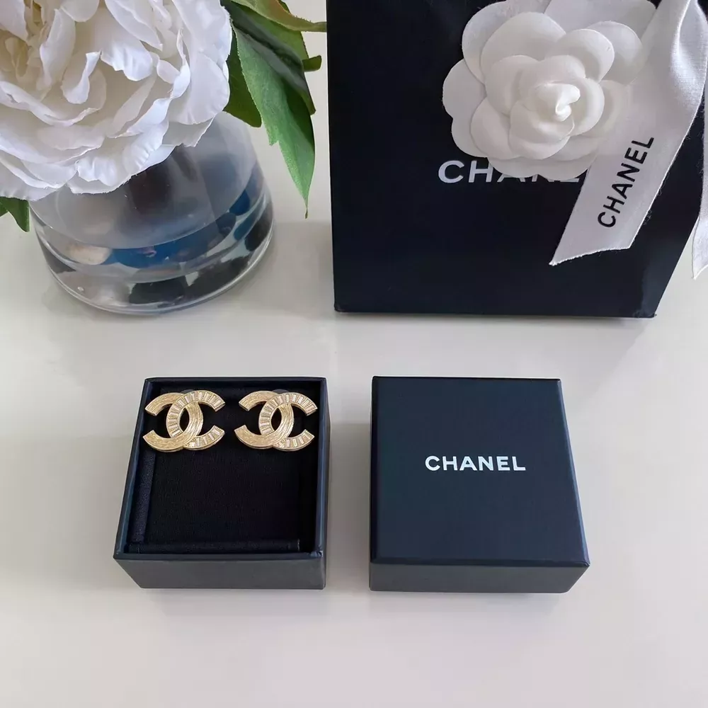 샤넬 브러시드 더블 C 롱스톤 귀걸이