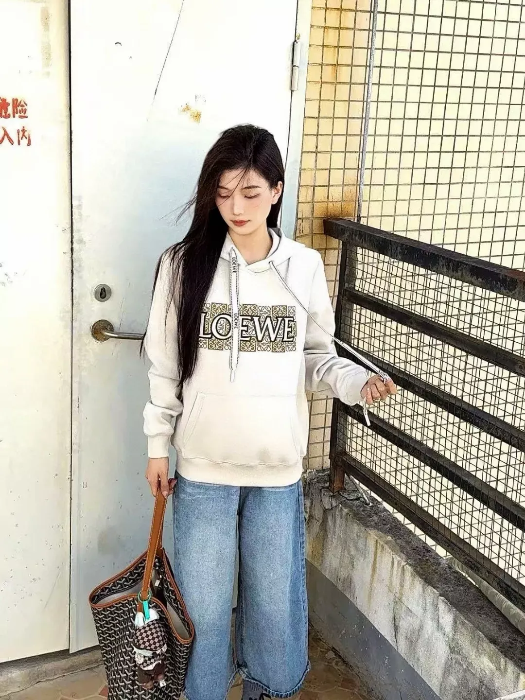 로에베 레더 로고 패치 남녀공용 후드 티셔츠 상세 이미지 12