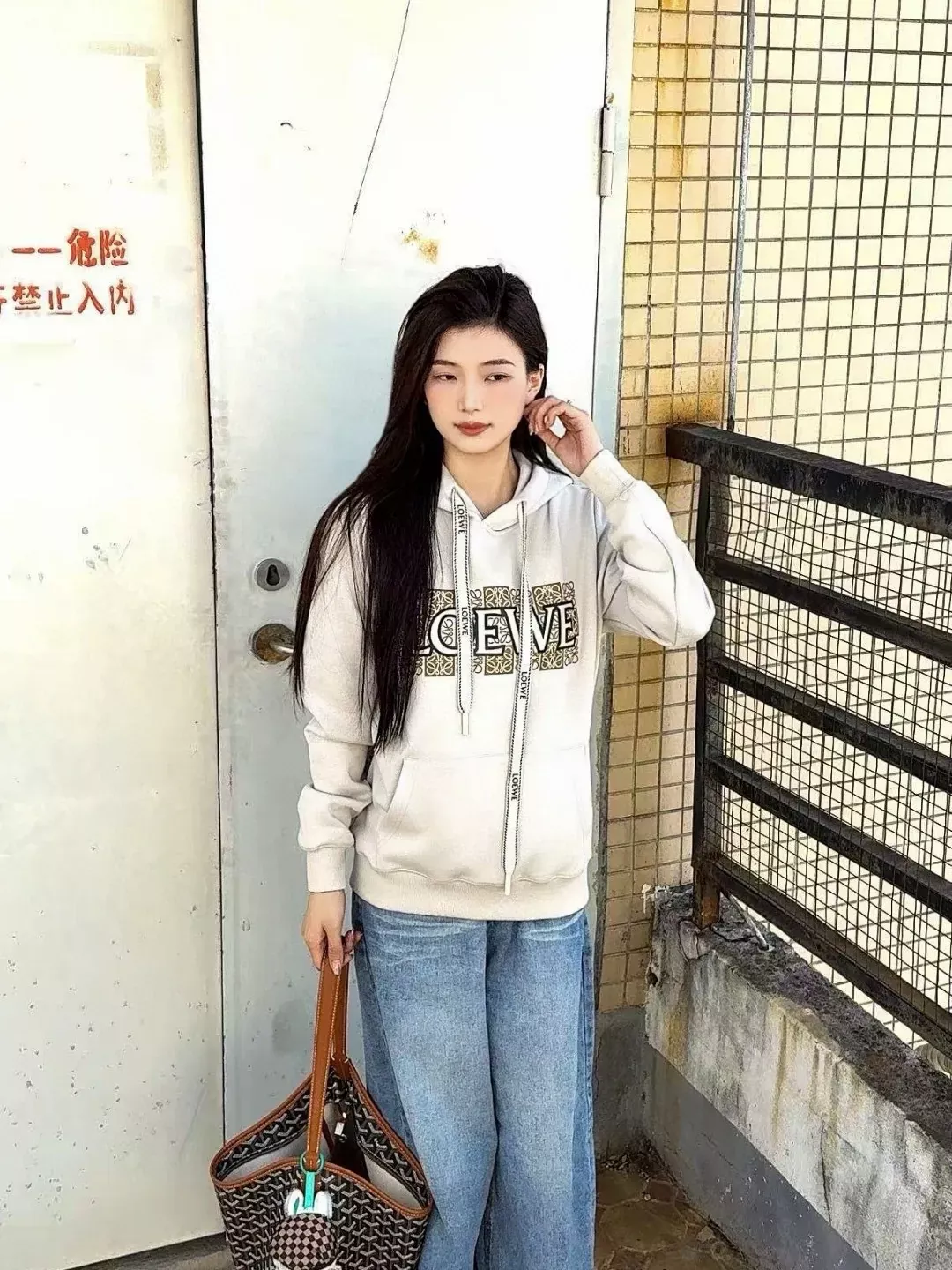 로에베 레더 로고 패치 남녀공용 후드 티셔츠 상세 이미지 16