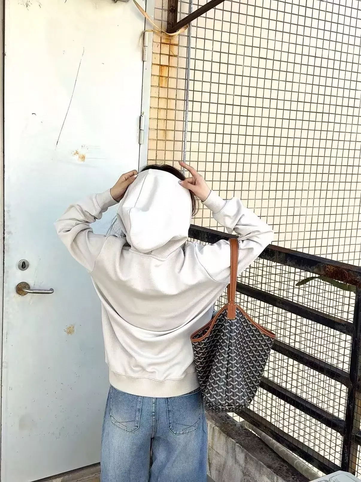 로에베 레더 로고 패치 남녀공용 후드 티셔츠 상세 이미지 17