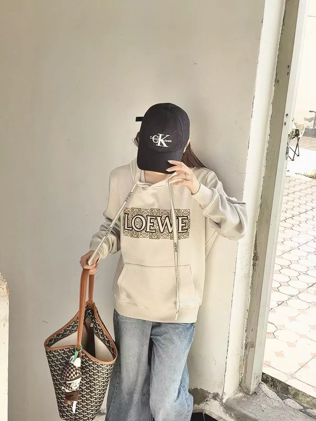 로에베 레더 로고 패치 남녀공용 후드 티셔츠 상세 이미지 19