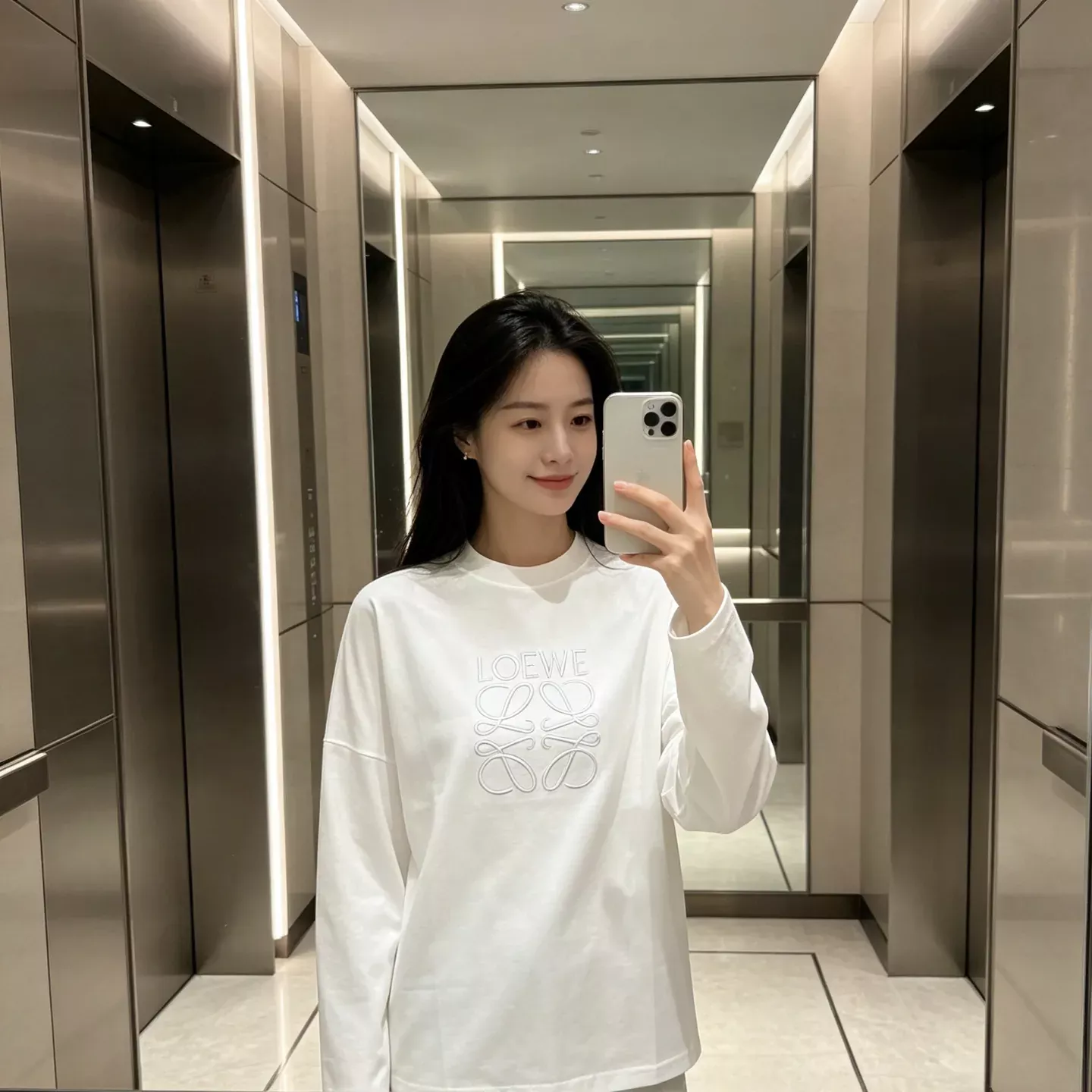 로에베 암문 로고 자수 남녀공용 긴소매 티셔츠 상세 이미지 11