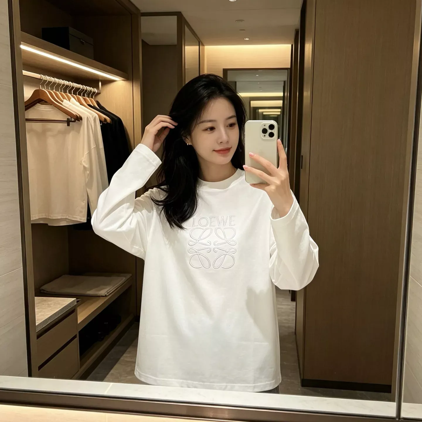 로에베 암문 로고 자수 남녀공용 긴소매 티셔츠 상세 이미지 12