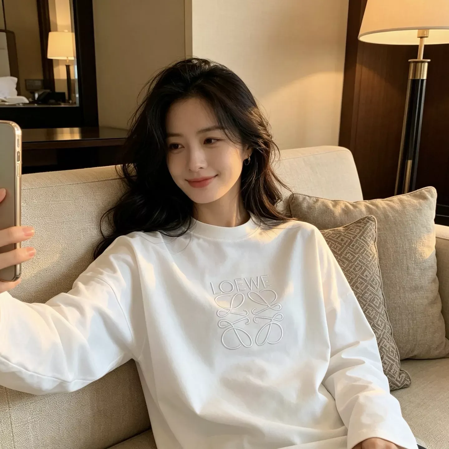 로에베 암문 로고 자수 남녀공용 긴소매 티셔츠 상세 이미지 13
