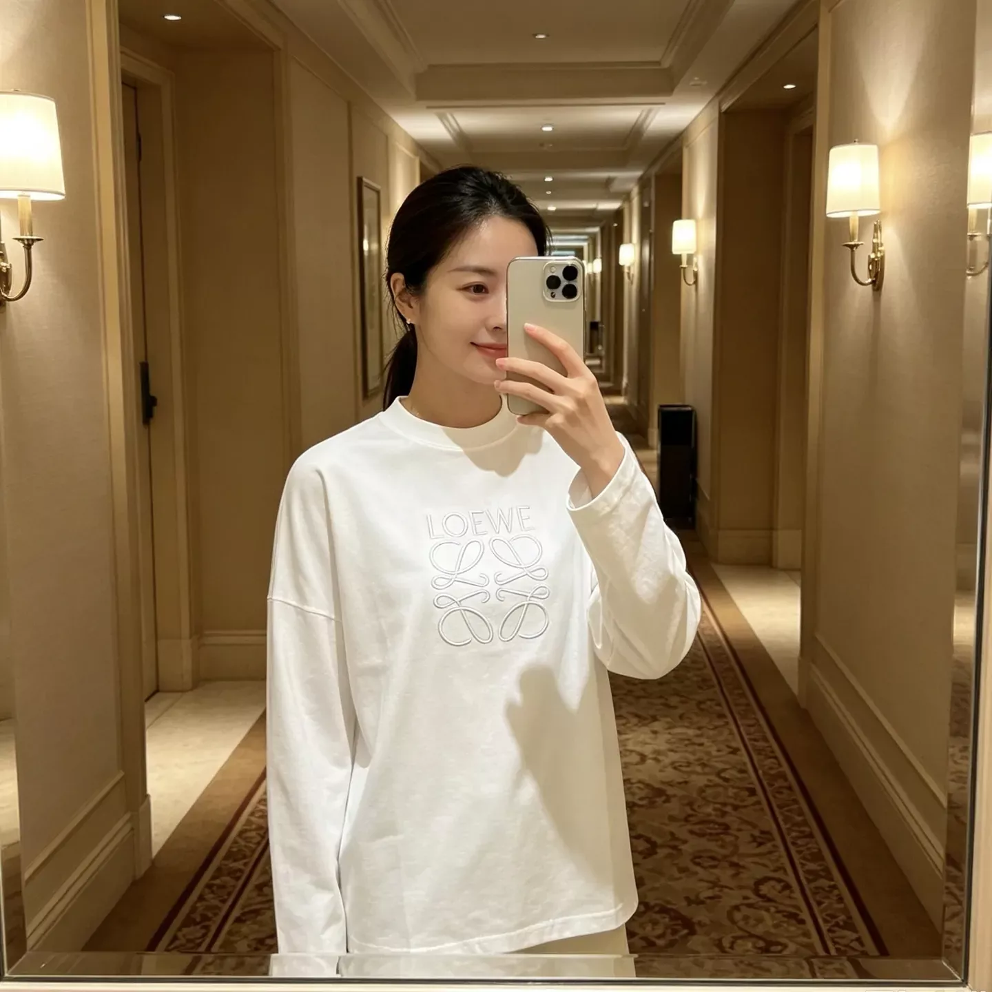 로에베 암문 로고 자수 남녀공용 긴소매 티셔츠 상세 이미지 16
