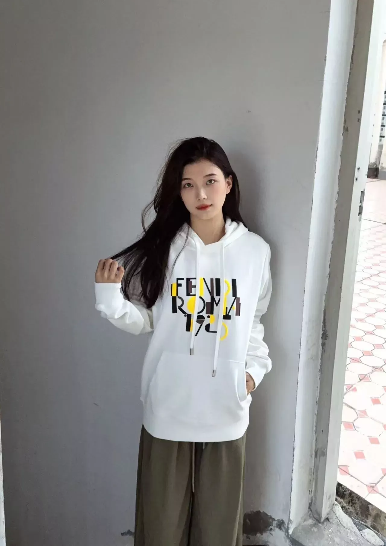 펜디 배색 패치 발포 로고 남녀공용 후드 티셔츠 상세 이미지 13