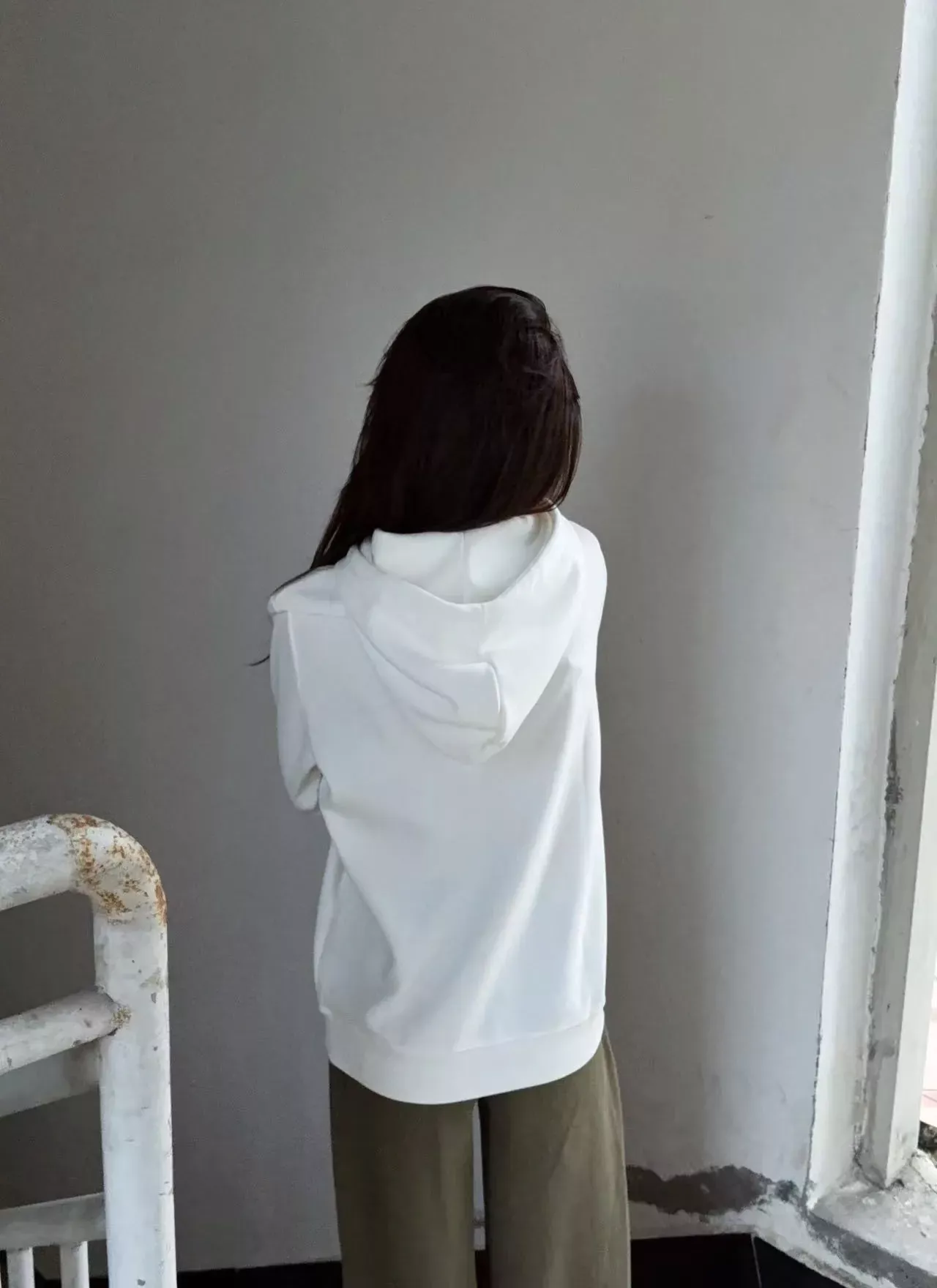 펜디 배색 패치 발포 로고 남녀공용 후드 티셔츠 상세 이미지 15