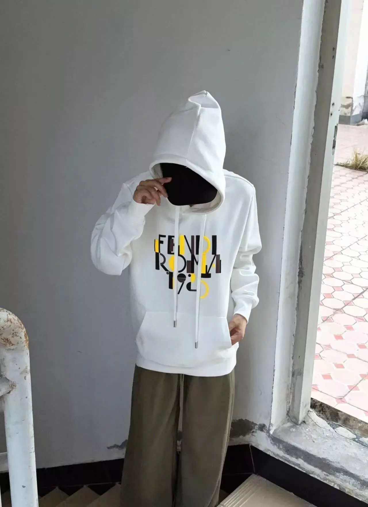 펜디 배색 패치 발포 로고 남녀공용 후드 티셔츠 상세 이미지 17