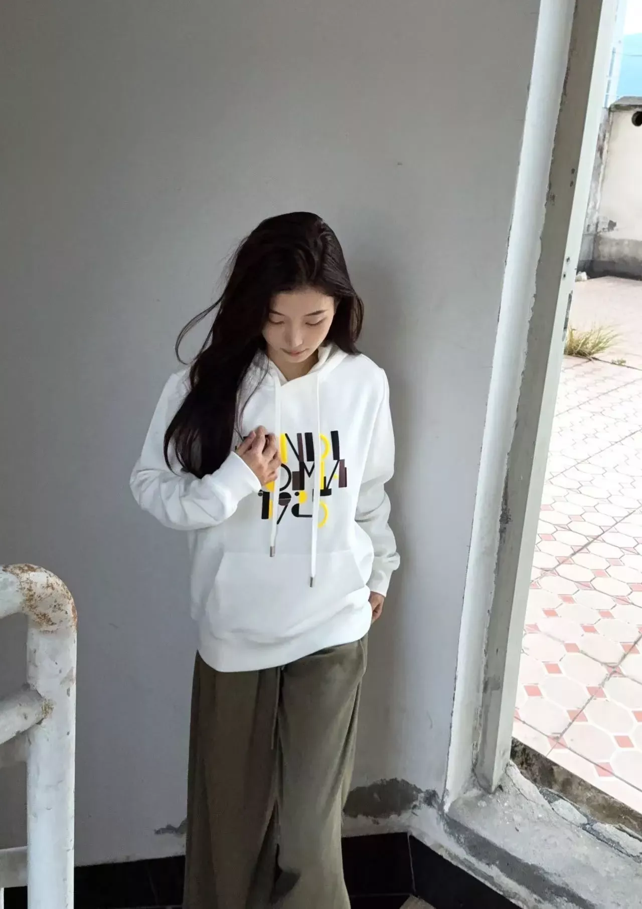 펜디 배색 패치 발포 로고 남녀공용 후드 티셔츠 상세 이미지 18