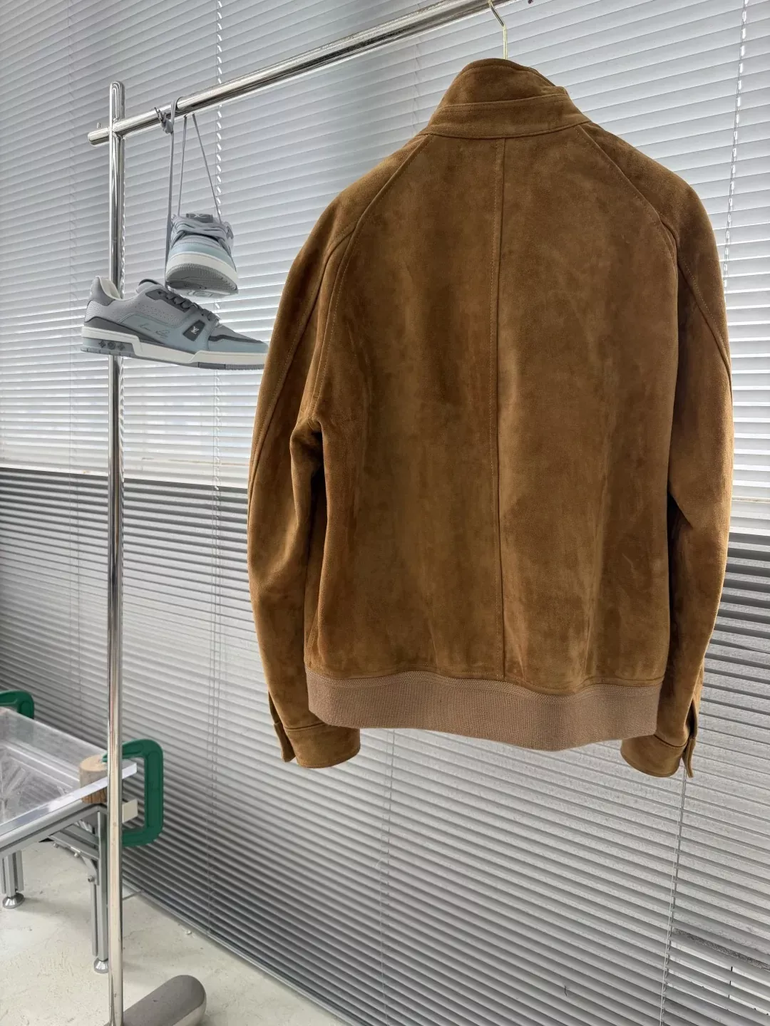 로로피아나 스웨이드 집업 보머 남녀공용 가죽 재킷 상세 이미지 3