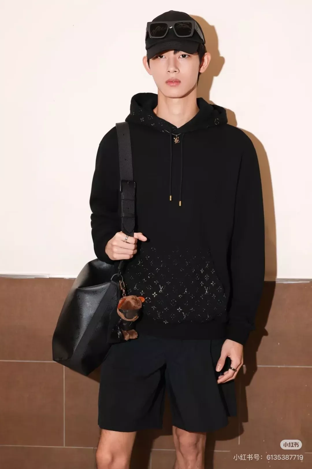 루이비통 핸드페인팅 엠보 후드 남녀공용 후드 티셔츠 상세 이미지 11