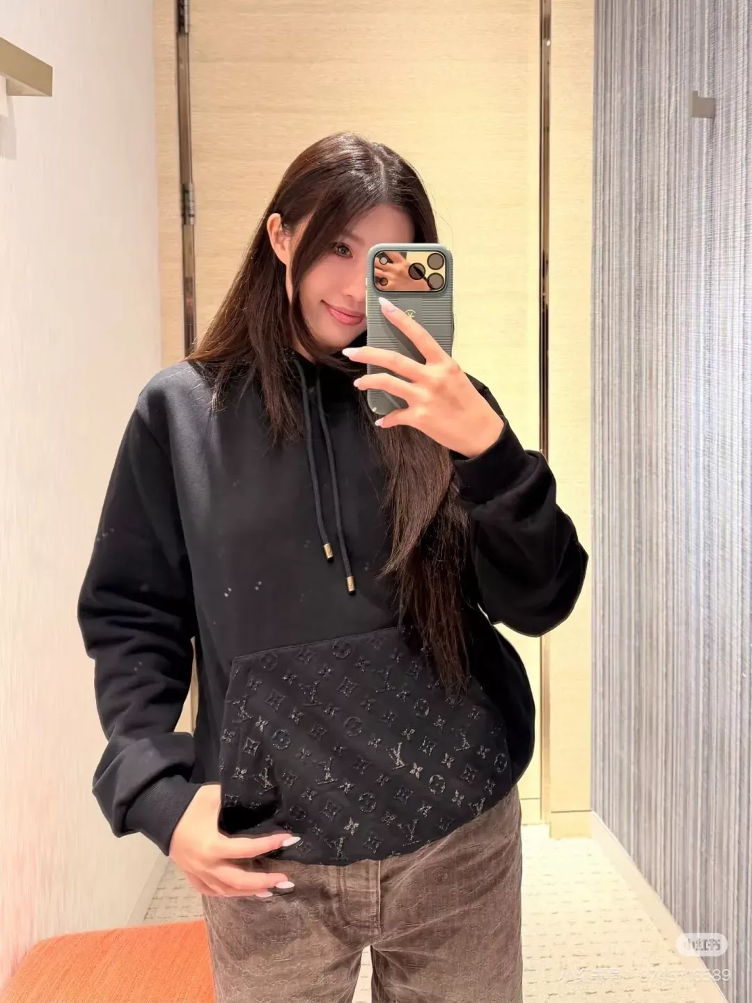 루이비통 핸드페인팅 엠보 후드 남녀공용 후드 티셔츠 상세 이미지 15