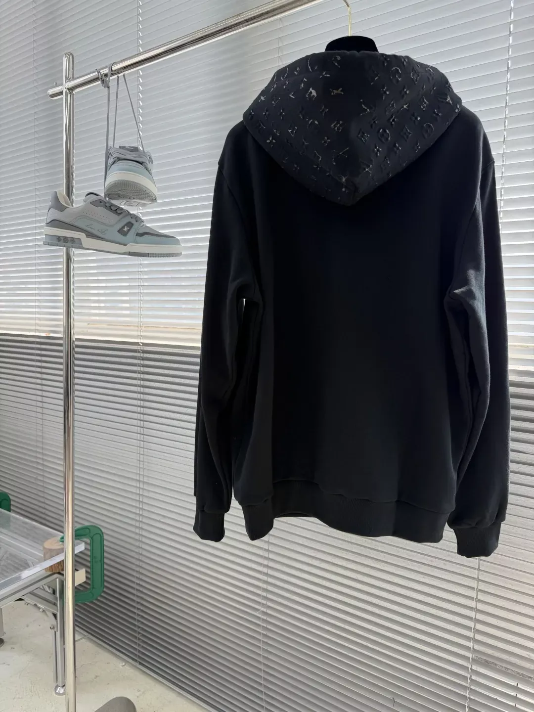 루이비통 핸드페인팅 엠보 후드 남녀공용 후드 티셔츠 상세 이미지 3