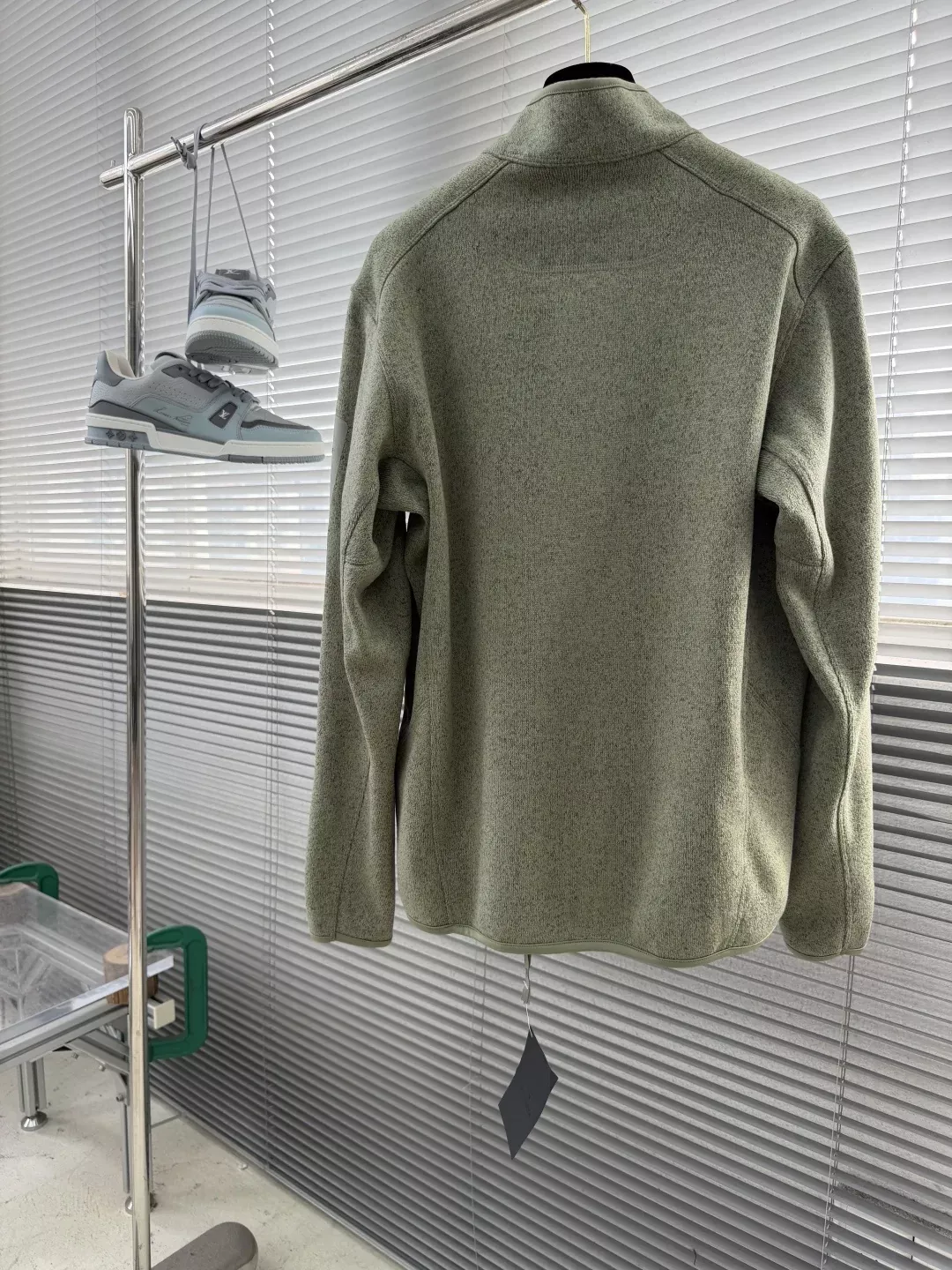 아크테릭스 자수 하이넥 경량 남녀공용 플리스 재킷 상세 이미지 3