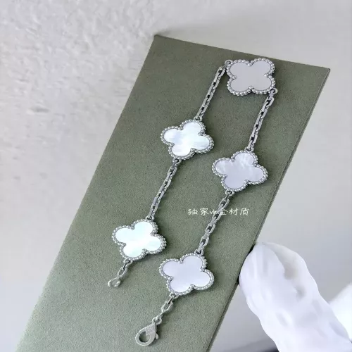 반클리프아펠 화이트 자개 플라워 팔찌