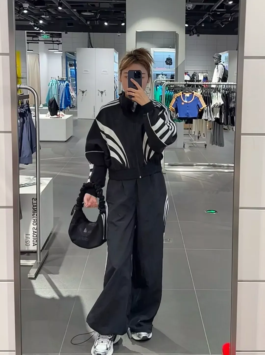 아디다스 배색 절개 스탠드칼라 남녀공용 집업 재킷 상세 이미지 24