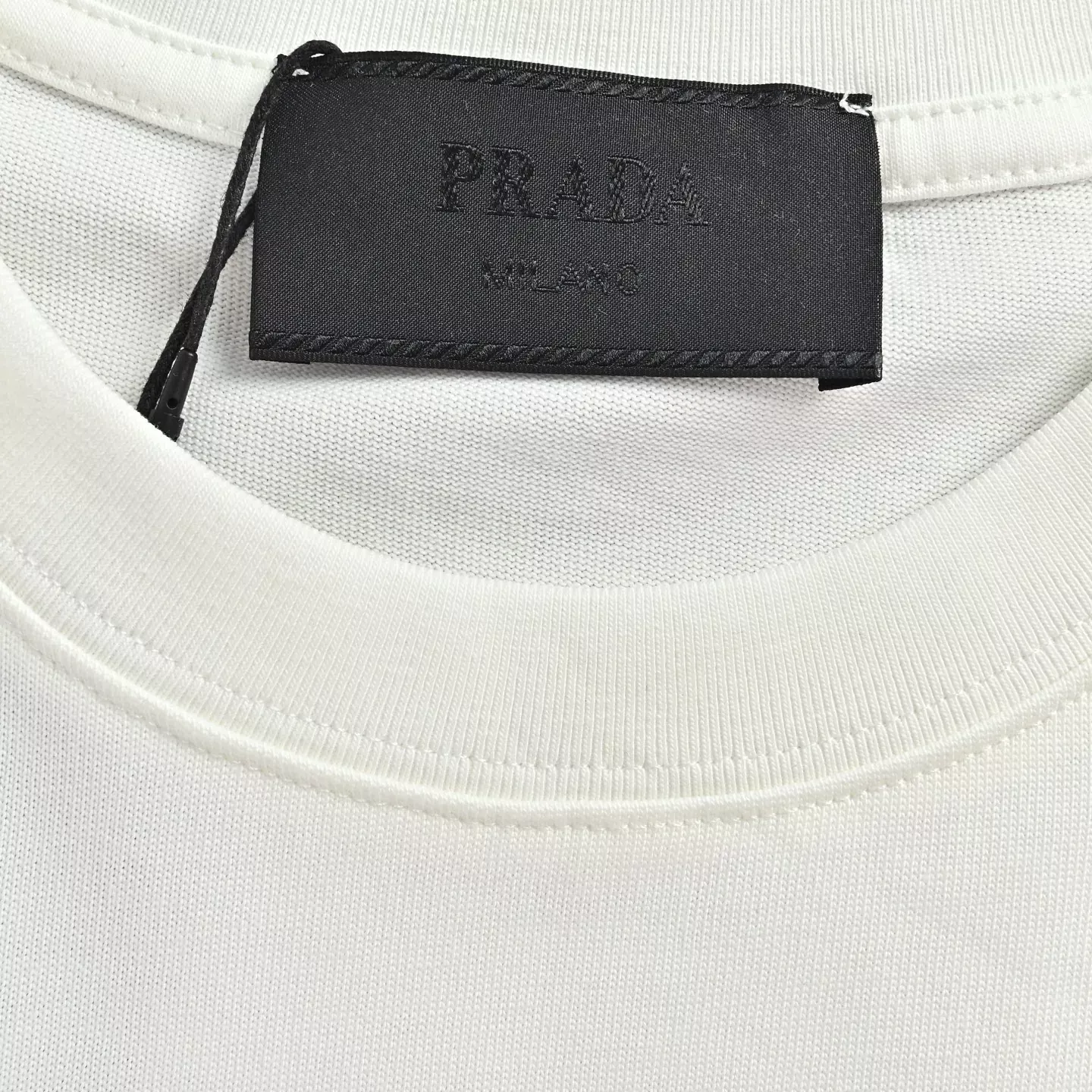프라다 삼각 로고 포인트 남녀공용 긴소매 티셔츠 상세 이미지 5