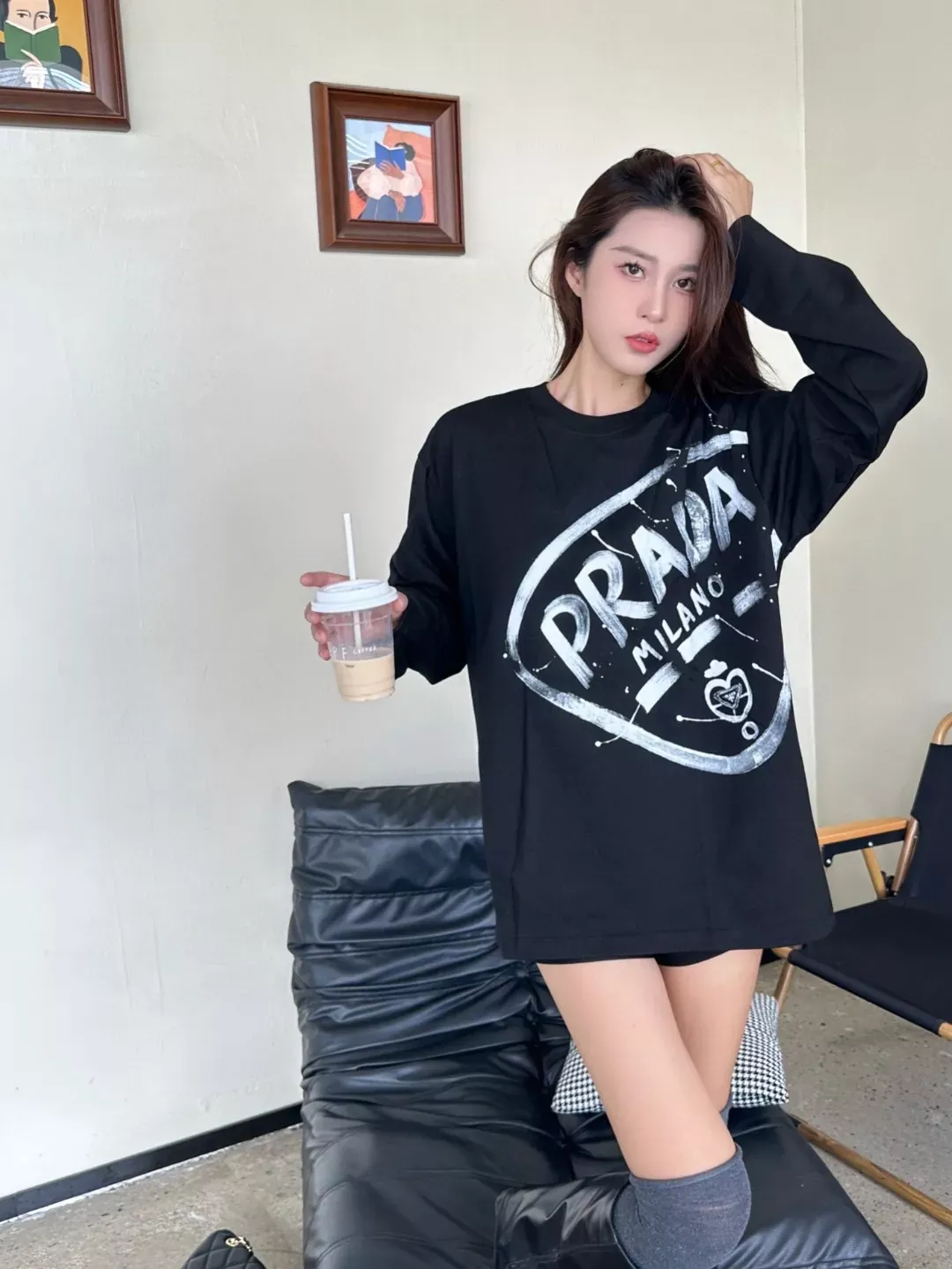프라다 로고 프린트 오버핏 남녀공용 긴소매 티셔츠 상세 이미지 12