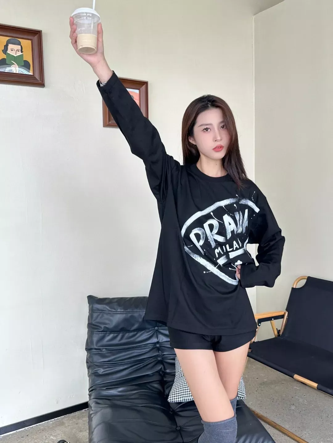 프라다 로고 프린트 오버핏 남녀공용 긴소매 티셔츠 상세 이미지 13