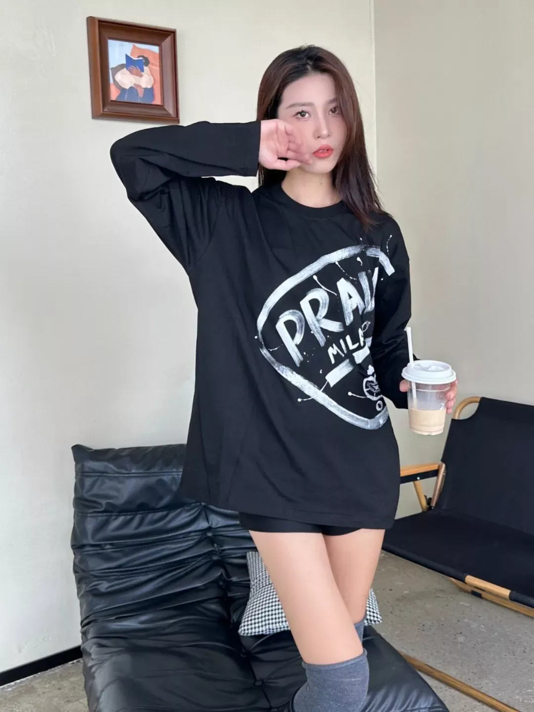 프라다 로고 프린트 오버핏 남녀공용 긴소매 티셔츠 상세 이미지 14