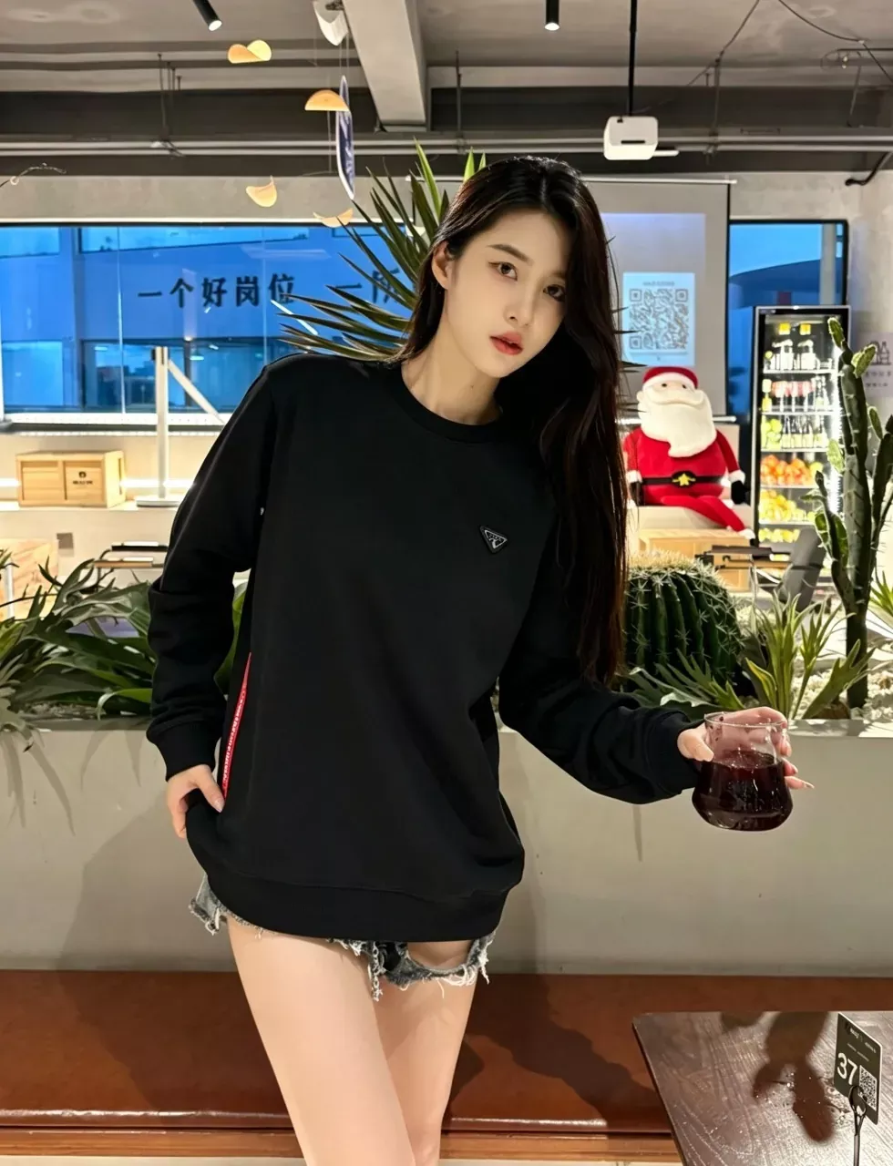 프라다 삼각 패치 코튼 원단 남녀공용 맨투맨 티셔츠 상세 이미지 12