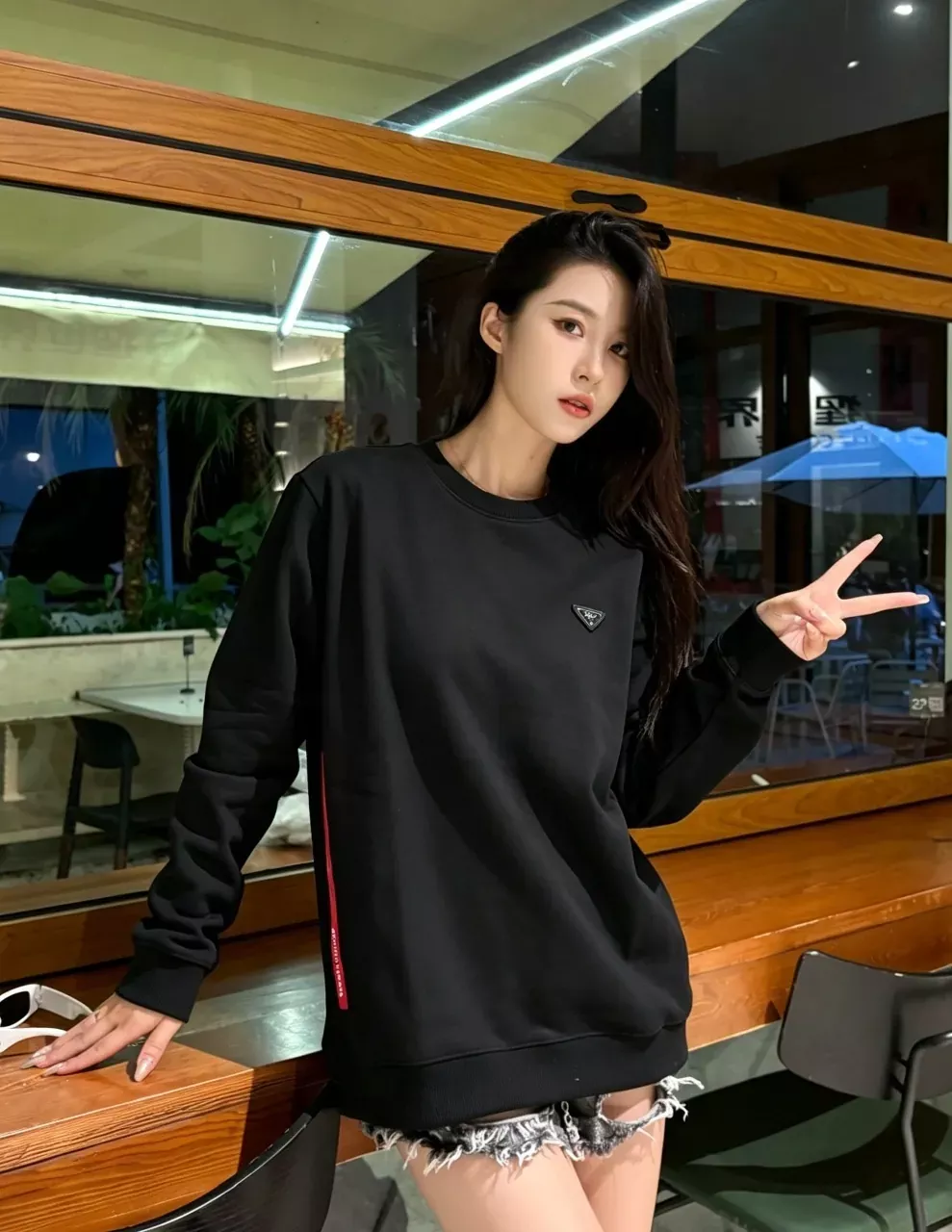프라다 삼각 패치 코튼 원단 남녀공용 맨투맨 티셔츠 상세 이미지 13