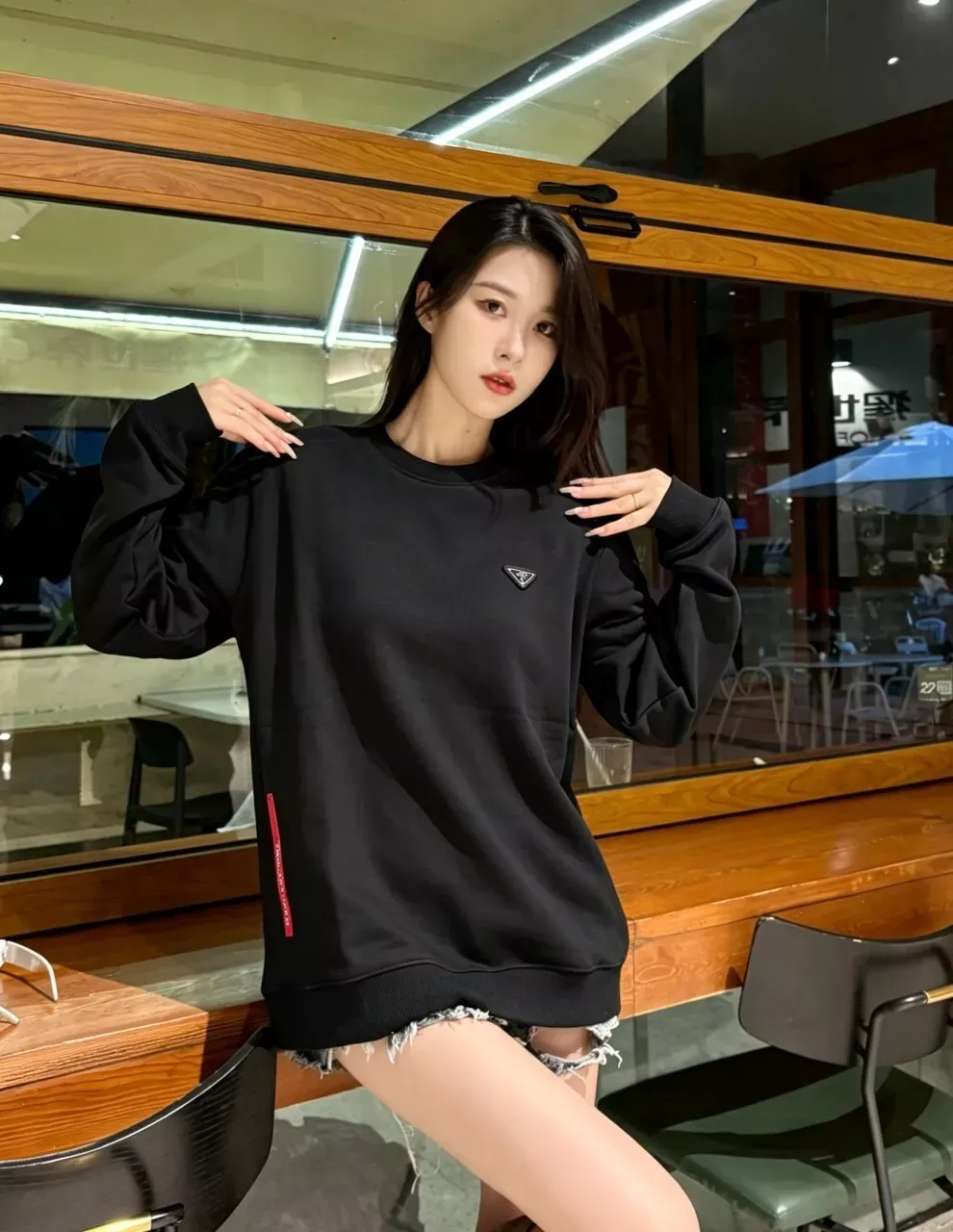 프라다 삼각 패치 코튼 원단 남녀공용 맨투맨 티셔츠 상세 이미지 15