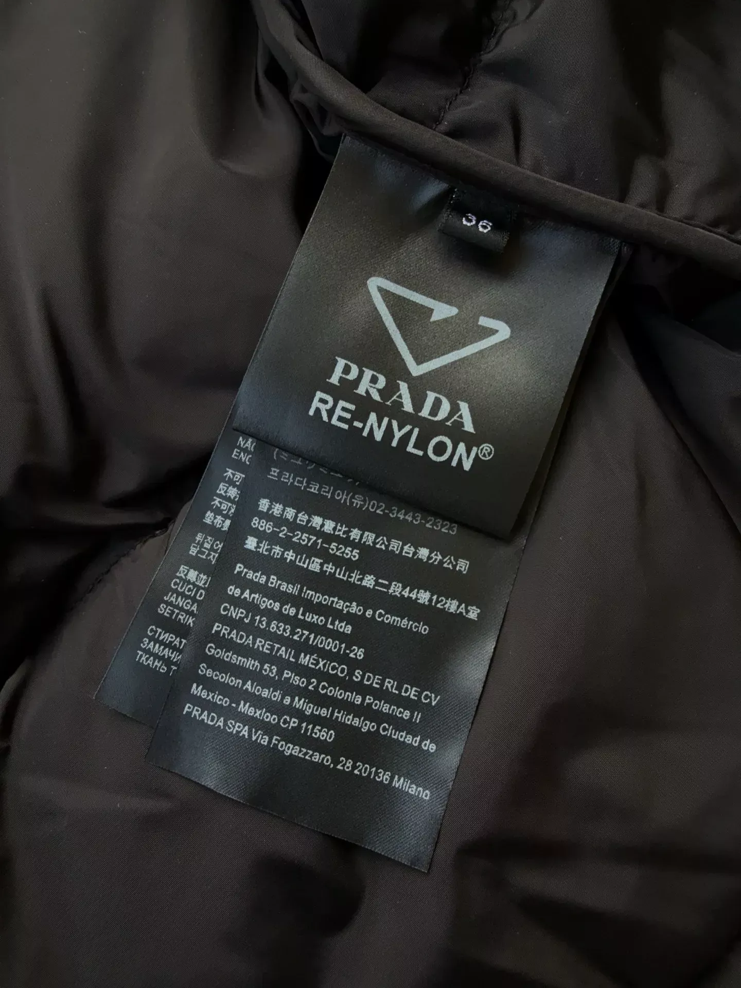 프라다 삼각 로고 퀼팅 여성용 패딩 조끼 상세 이미지 9