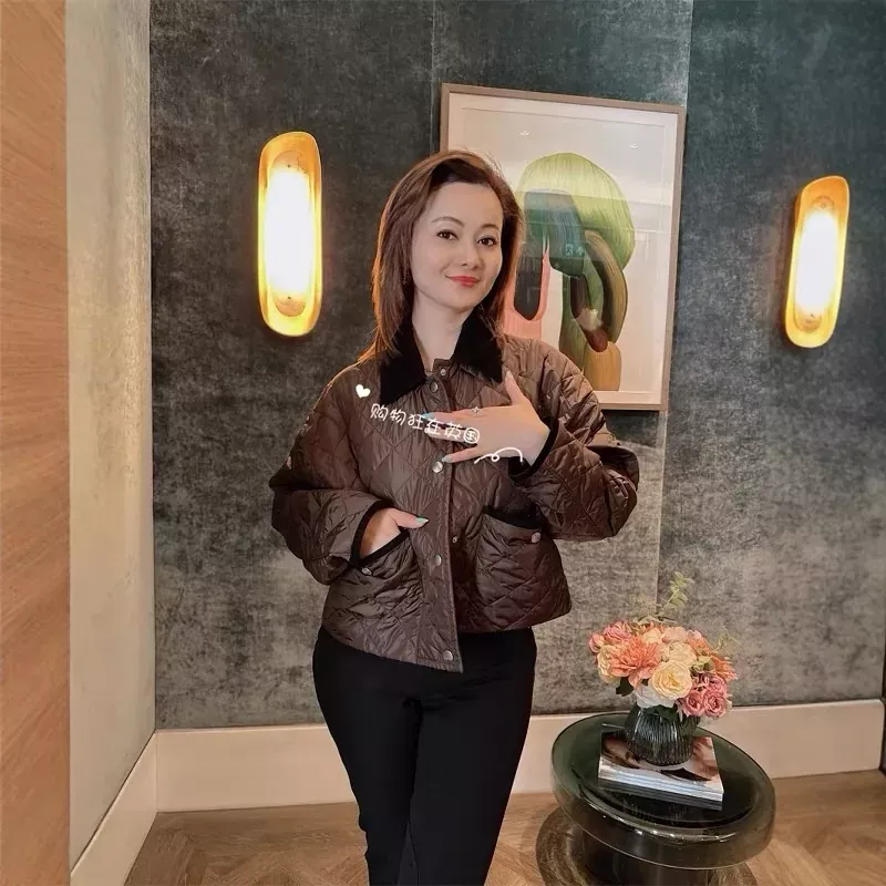 프라다 삼각 로고 퀼팅 카라 여성용 쇼트 패딩 상세 이미지 17